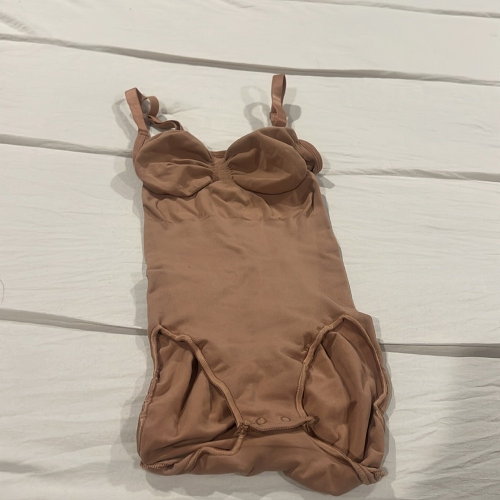 Skims Sculpting Bodysuit W. Snaps - Picture 6 of 11